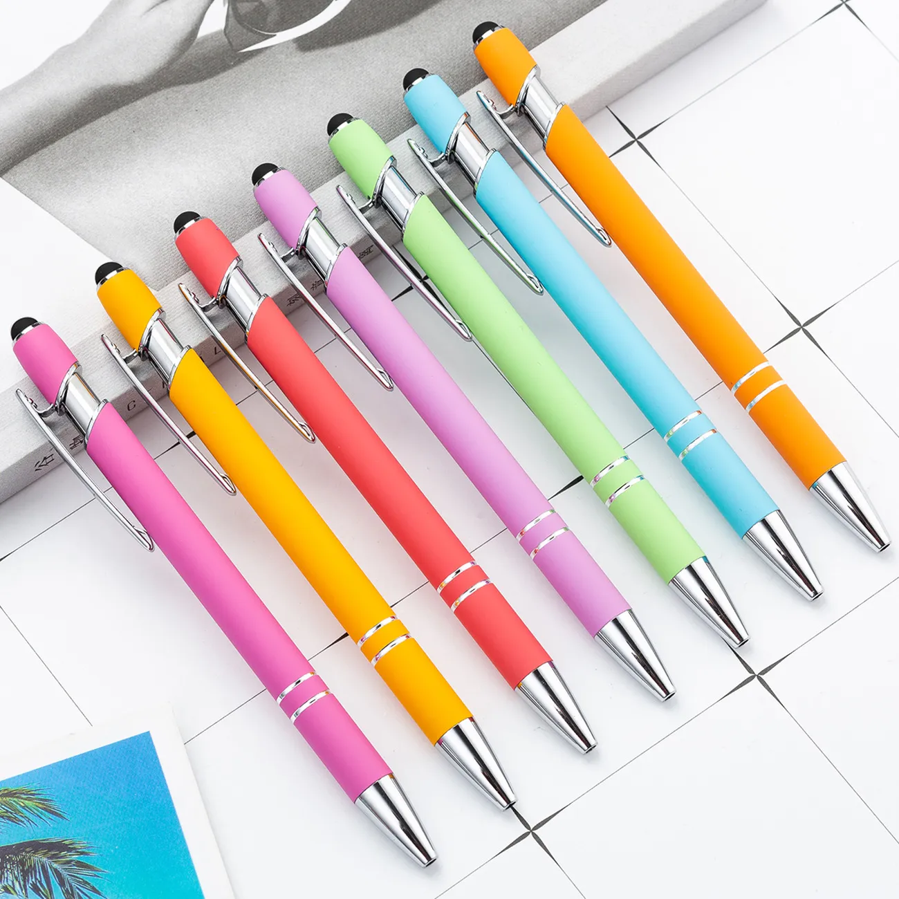 Variedade Cores Pastel emborrachado superfície desconto promocional Pen Stylus 2 em 1 borracha macia Fantasia metal Stylus Pen automotriz para 3DS