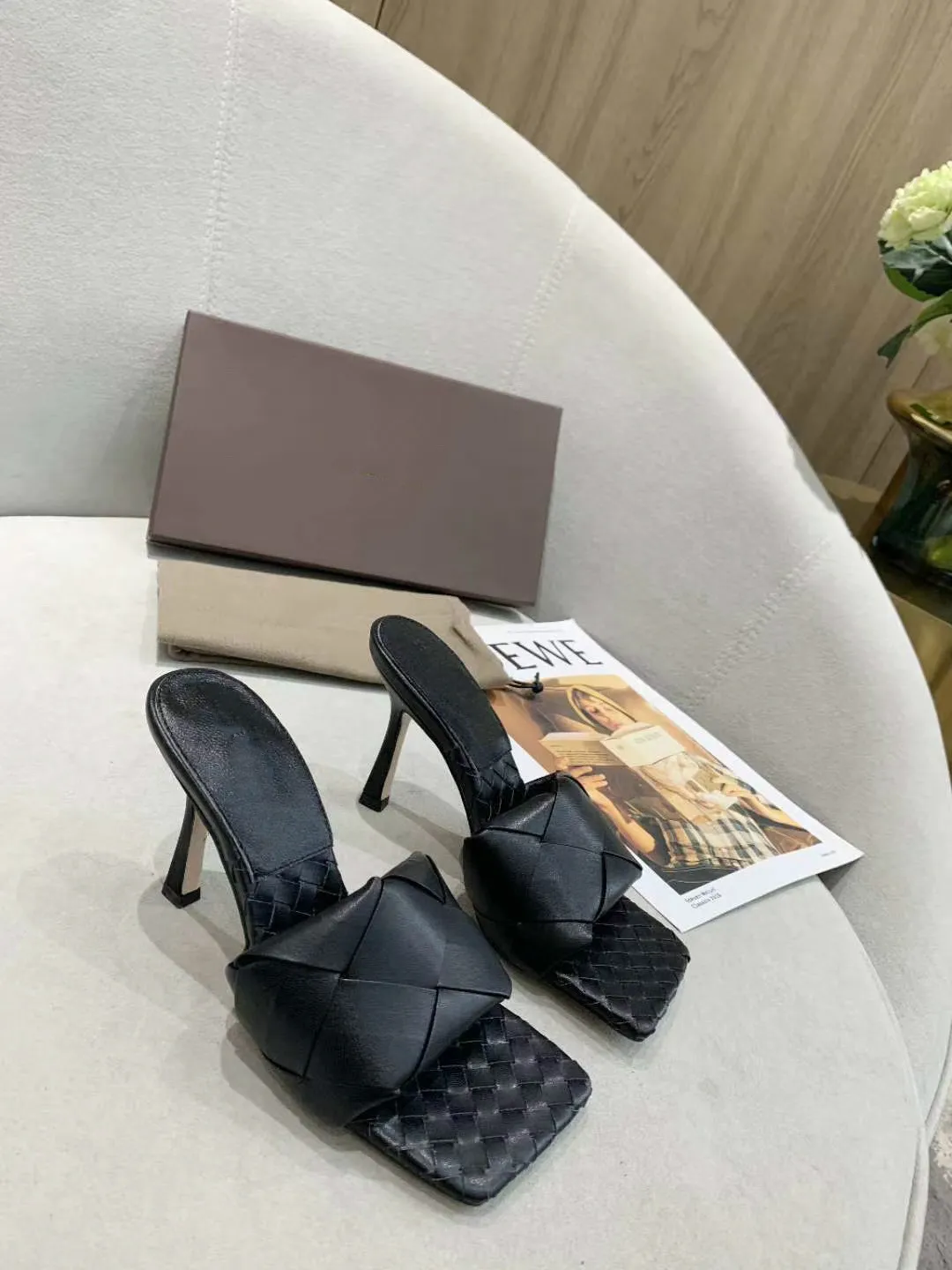 2020 Summer The latest leather slippers Luxury Matte leather checked women shoes open-toed women flat heel Sandals beach Shoes