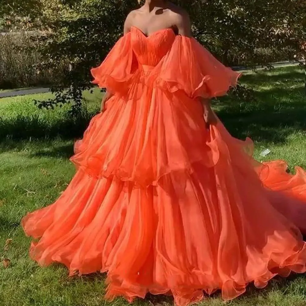 Chic Ognia Pomarańczowa Wielopoziomowa Tutu Prom Dress Długo Off Ramię z Puffy 3/4 Rękawy Formalne sukienki Wieczór Vestidos de Fiesta Rates de Soirée