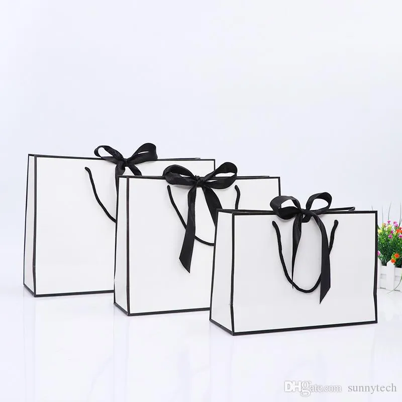 Design créatif grand sac en papier kraft blanc à bordure noire avec poignée sac cadeau en papier nœud papillon pour fête de mariage LX01480