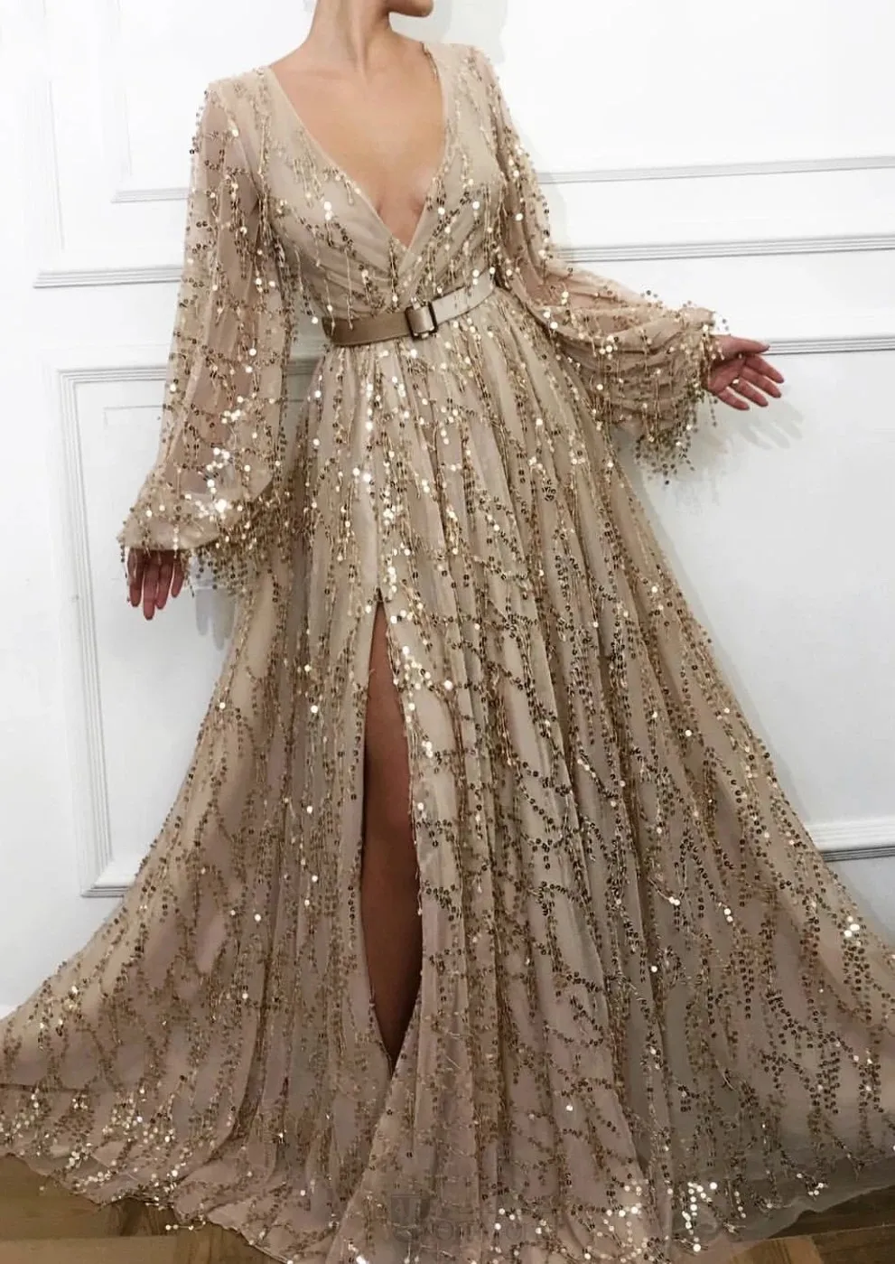 Seksi Yarık Altın Abiye derin v boyun 2020 Son Moda Pullarda Dantel Dubai Suudi Arapça Balo Abiye Uzun Kollu Örgün Parti Elbise