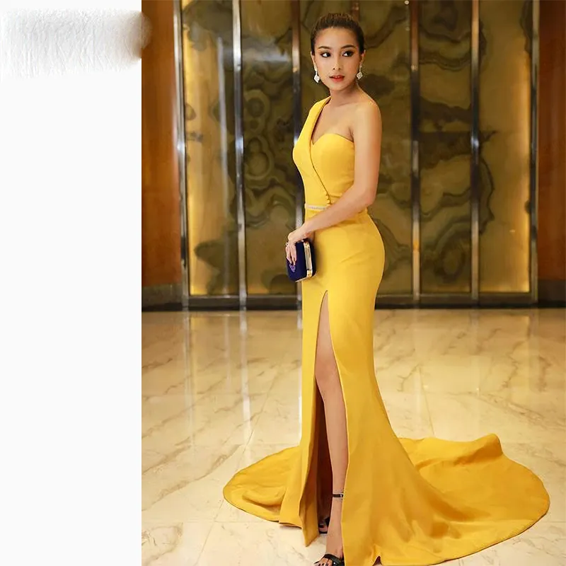 Une épaule robes de soirée longue fente latérale sirène robes de soirée jaune formelle célébrité Pom robes