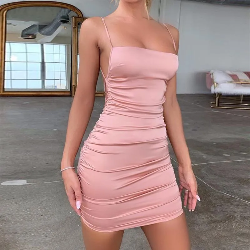 Sommer Neue Satin Kleid Frauen Sexy Backless Kreuz Verband Bodycon Party Kleid Plissee Stretch Kurze Club Strap Mini