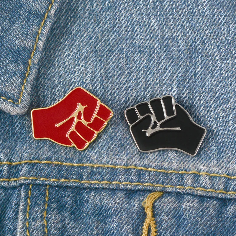 Röd Svart Färg Enhet Solidaritet Näve Söt Liten Rolig Emalj Broscher Pins för Kvinnor Män Demin Skjorta Dekor Brosch Pin Metall Badge