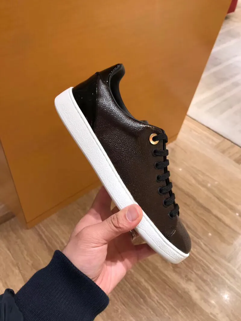 designer Flat Casual skor 100% tryckt läder sneaker Alphabet snörning lyxiga damskor Metalllås brun Vita skor Stor storlek 35-41-42