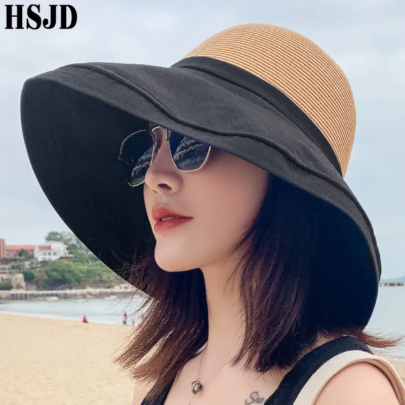 Femme Dans Le Chapeau De Paille Se Tenant En Eau De Mer Sur La Plage