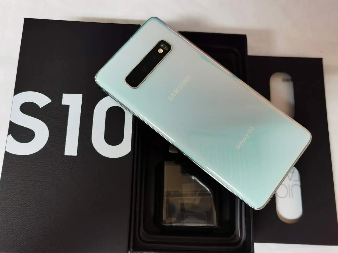 Refurbished Samsung Galaxy S10 Smartphone 6.1 AMOLED, Octa Core 