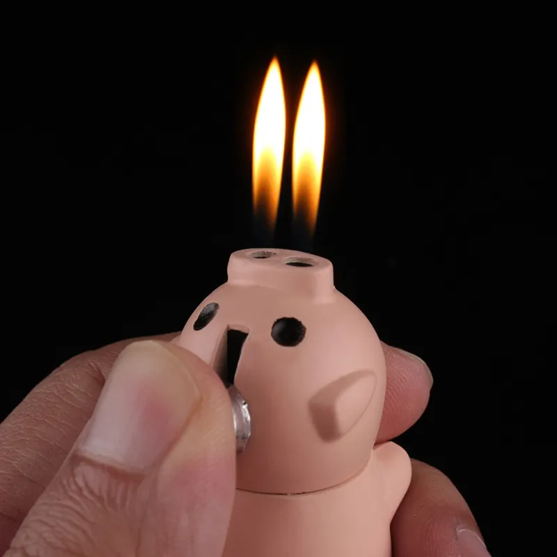 クリエイティブな新しいブタンライターーのおもちゃの携帯用の小さな豚の形の二重消防用キーチェーン膨脹可能な無料の火のライターのための男性のギフトガス