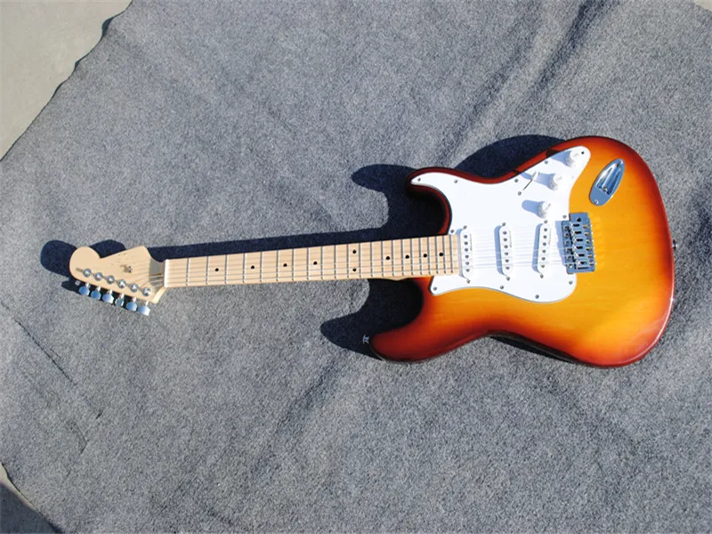 Guitarra elétrica cor laranja com pickguard branco, captadores brancos 3s, escala de bordo, hardware trome, oferta personalizada
