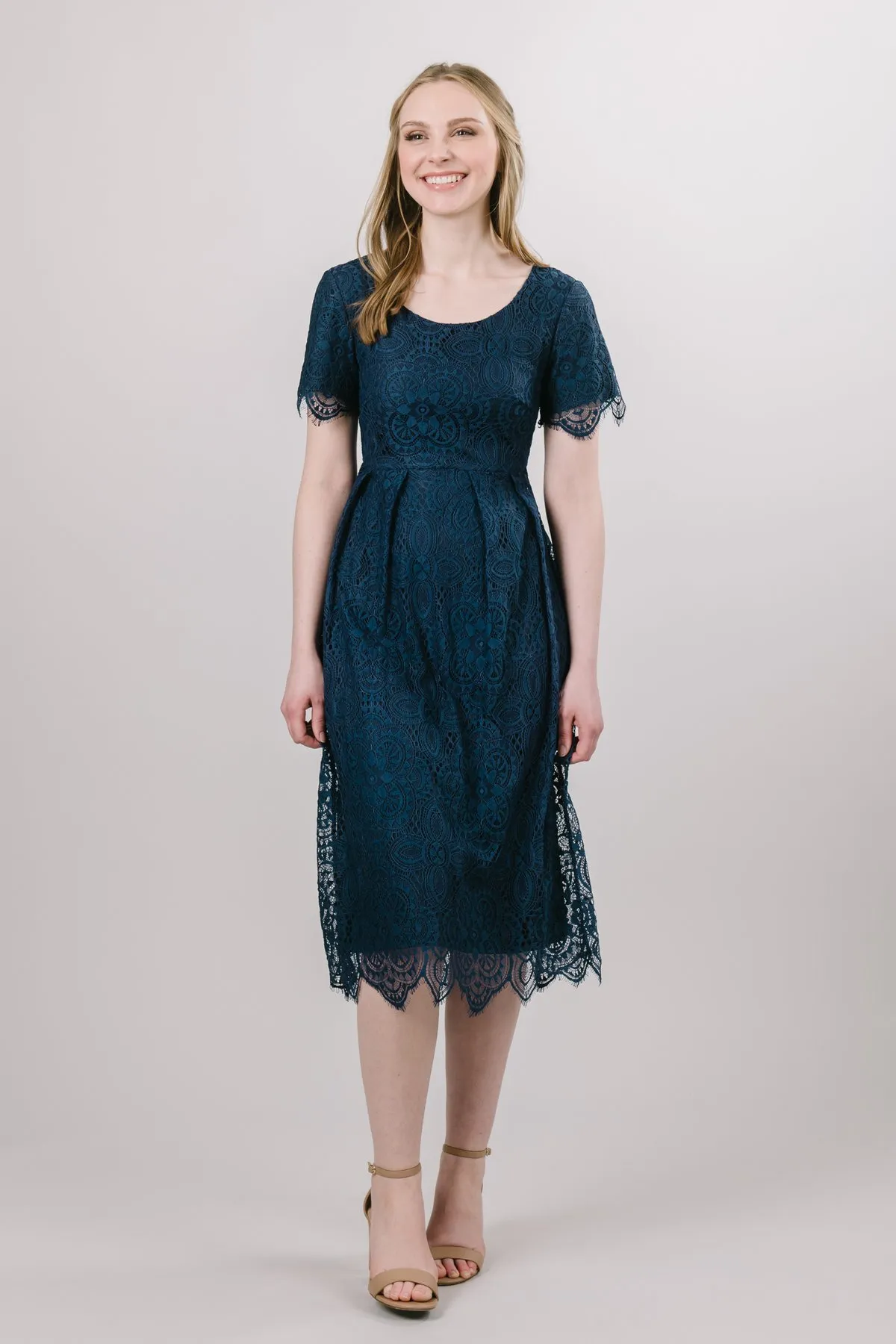 Mörk Navy Lace Modest Bridesmaid Klänningar med korta ärmar Mantel Fit Informal Boho Vintage Wedding Party Dress Custom Made Te Längd