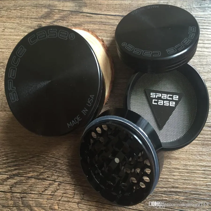 Space Case Grinders 63mm 4 pezzi Cursher per smerigliatrice di tabacco con raschietto triangolare Rilevatore di sigarette CNC in lega di alluminio Rettifica argento nero