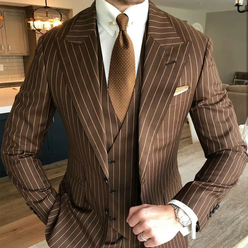 Kahverengi Pinstripe Düğün Smokin İki Buttom Yaka Damat Örgün İş Parti Balo İyi Erkek Blazer Suit Wear Peaked (Ceket + Yelek + Pantolon)