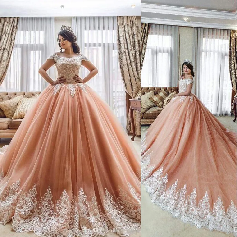 Abiti Quinceanera rosa cipria sexy Abito da ballo con spalle scoperte Applicazioni in pizzo bianco Tulle Dolce 16 Corte dei treni Abiti da sera taglie forti