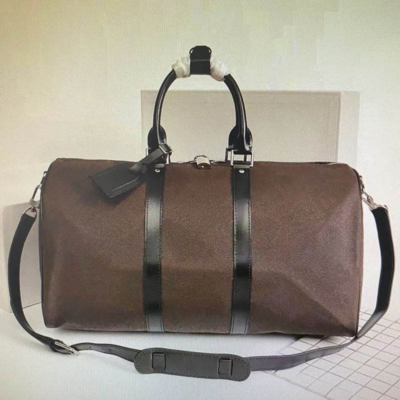 Lyxiga Designer Duffelväskor CARRY ON ALL BANDOULIERE 55 50 45 CM Kvinnor Resväska Mode Män Klassiskt Läder Sport Utomhuspaket Mjuksidig resväska Bagageset