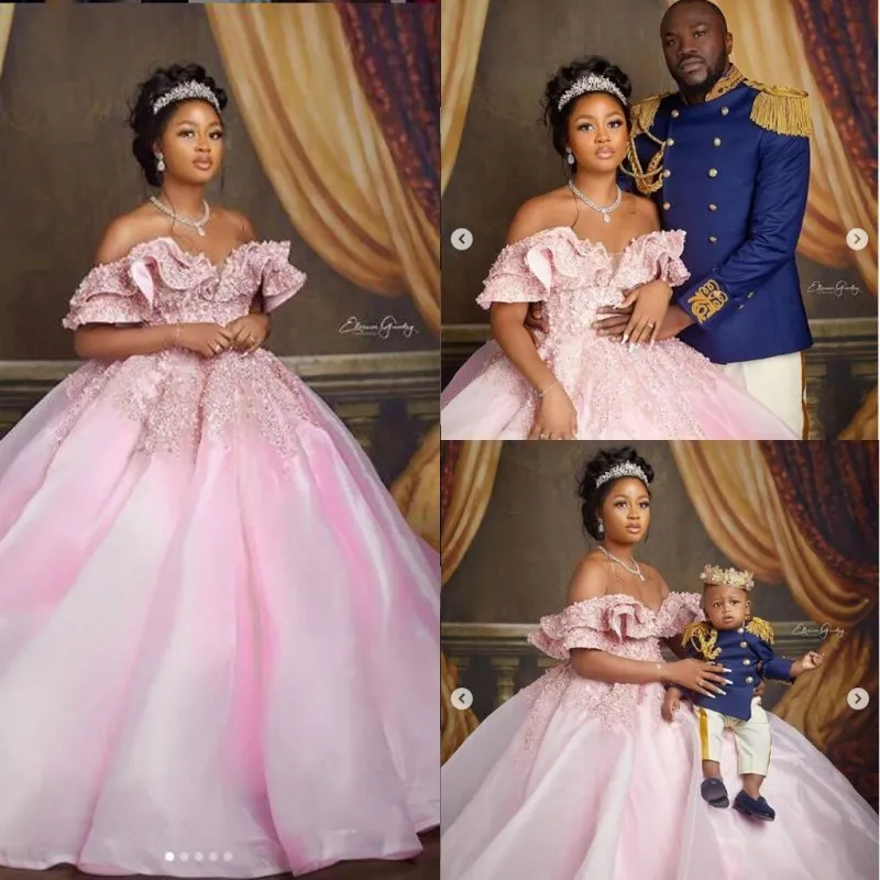 Erstaunliche rosa Ballkleid-Hochzeitskleider, perlenbesetzt, schulterfrei, Rüschen, Spitzenapplikationen, Brautkleider, Aso Ebi, afrikanische Vestidos