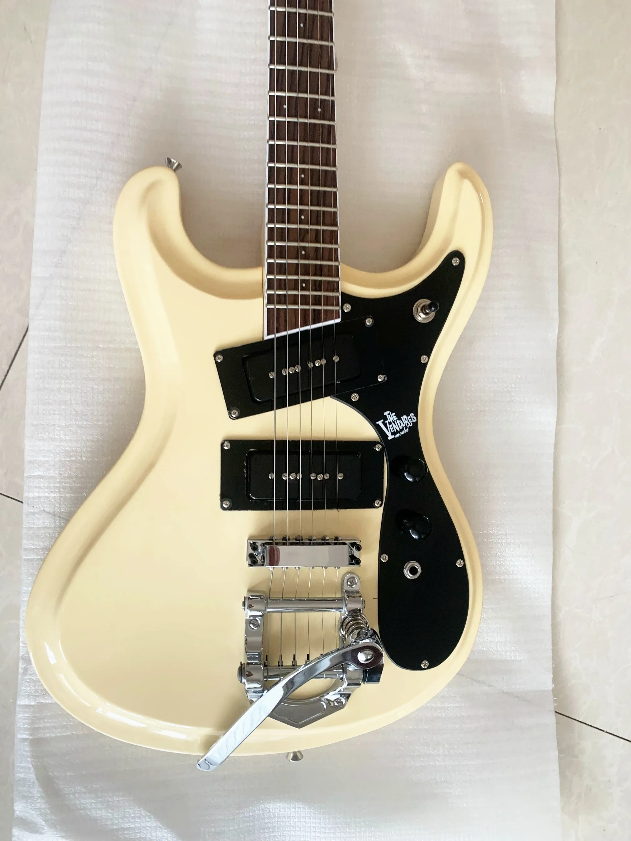 カスタムメイドのモスライトベンチャー1965モデルパールホワイトエレキギターB500トレモロバーゲンド中国製のギター送料無料