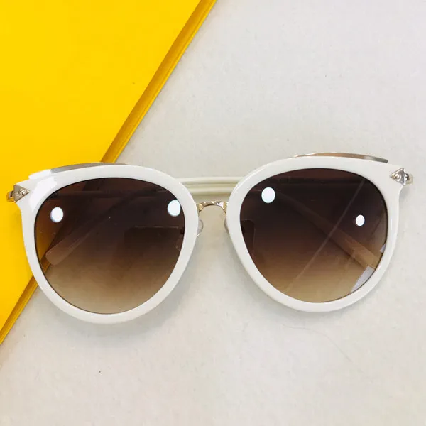 Ny 0667 Kvinnor Designer Populär Solglasögon Charmig Mode Solglasögon Toppkvalitet UV400 Skydd Solglasögon Kom med Paket
