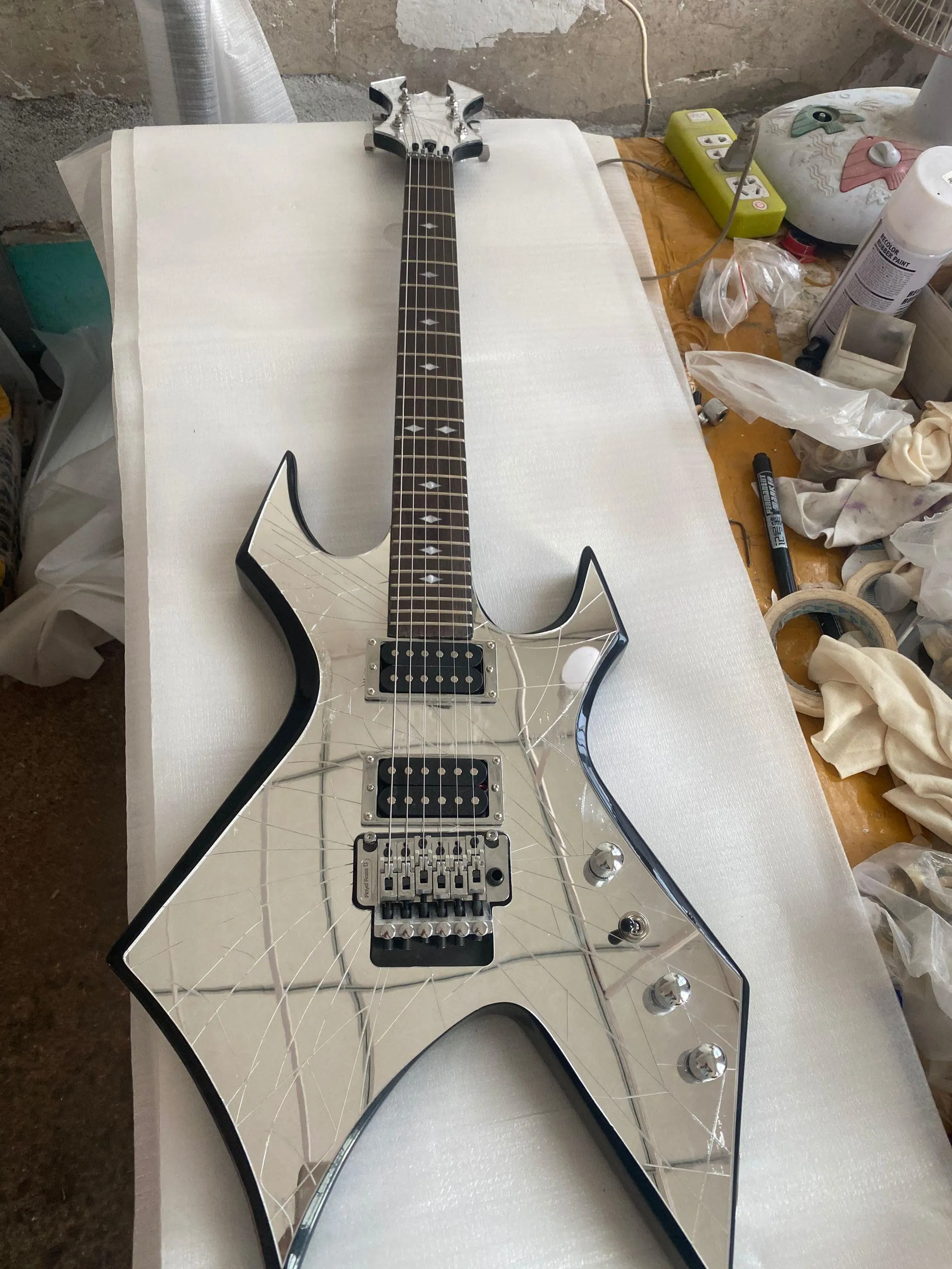 Özel Yapılan Ayna Çatlakları B Zengin İntikam Warlock Elektro Gitar Secik Tremolo Çin Gitarlar