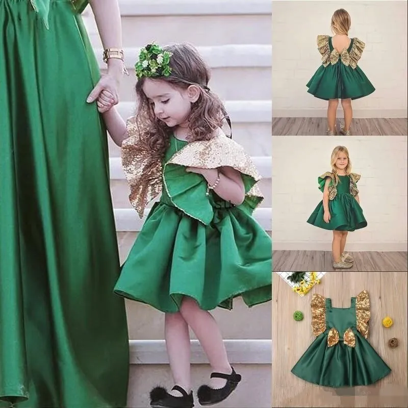 Robes de filles de fleur vert foncé mignonnes paillettes brillantes volants princesse une ligne satin froncé arc court petites filles robes de soirée de reconstitution historique AL7143