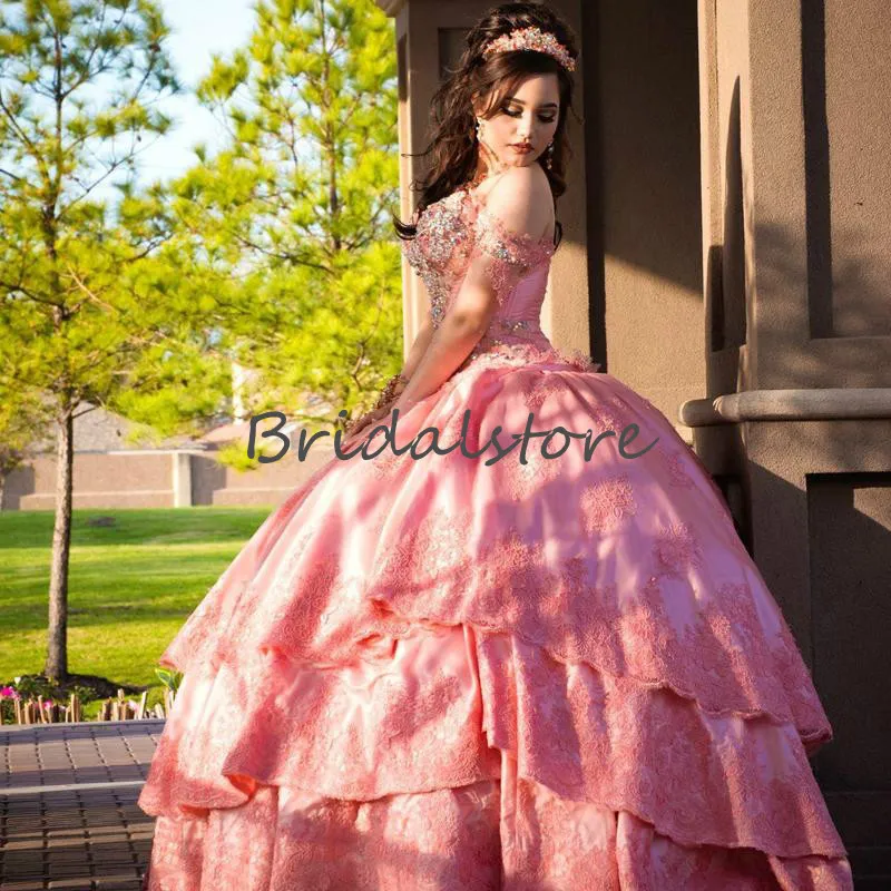 Abiti Quinceanera rosa corallo di lusso Messicano con spalle scoperte Abito formale con strass in rilievo 2020 Abito da principessa dolce 16 per ballo di fine anno