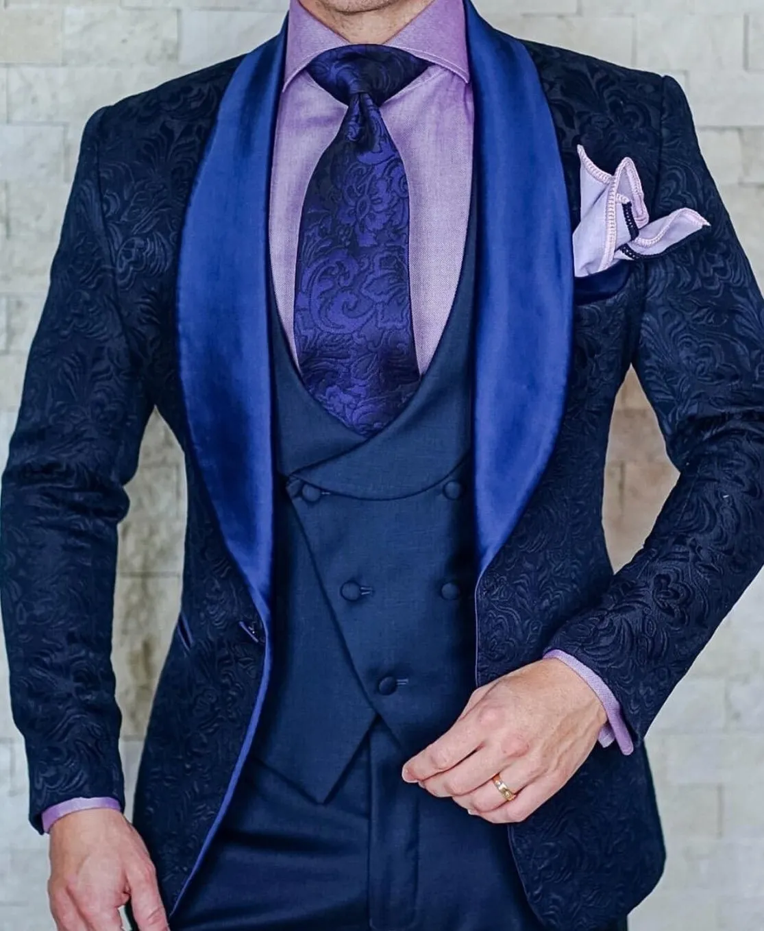 Mode Navyl Blue Embossing Groom Tuxedos Sjal Lapel Groomsman Bröllop Tuxedos Men Prom Jacka Blazer 3 Piece Suit (Jacka + Byxor + Tie + Vest) 6