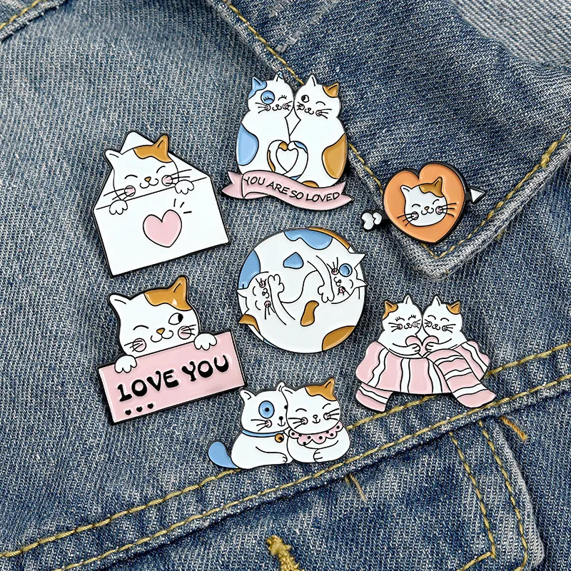 Broches Pins para Mulheres Eu Te Amo Bonito Animal dos Desenhos Animados Gato Pequeno Engraçado Esmalte Menina Homens Presente de Natal Camisa Demin Pin Decoração Distintivo de Metal