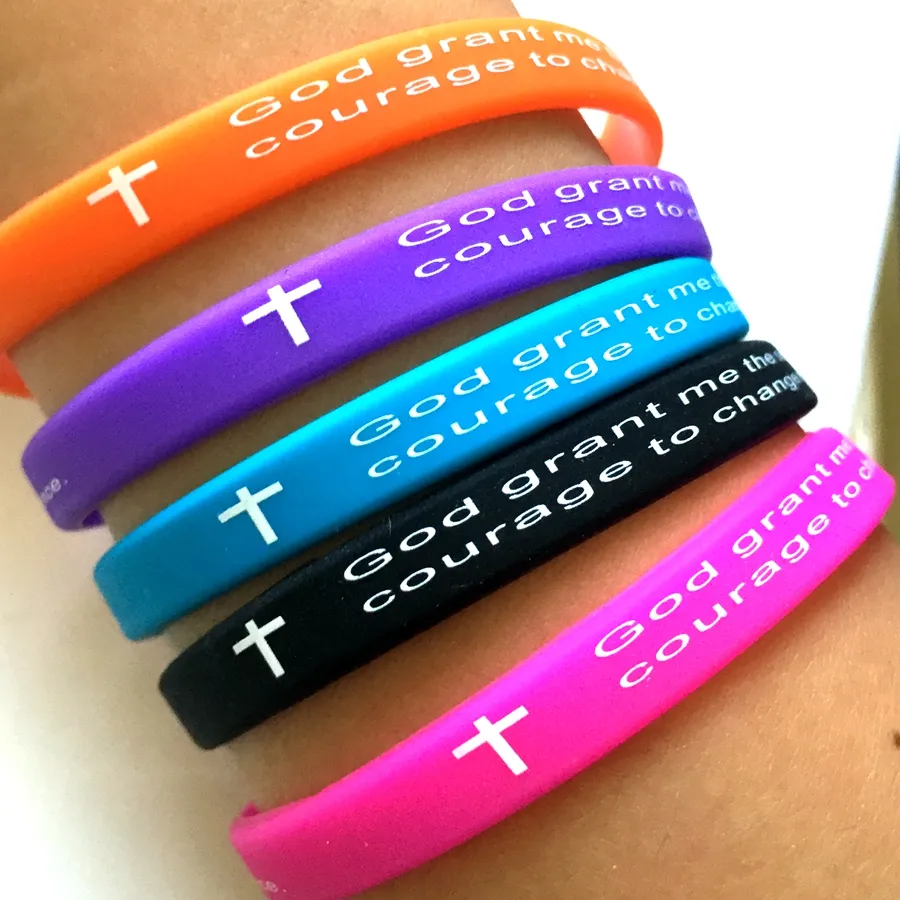 50pcs couleur 7mm largeur prière de sérénité "DIEU M'accorde .." bracelets en Silicone croix de la Bible bracelets en gros Lots de bijoux chrétiens