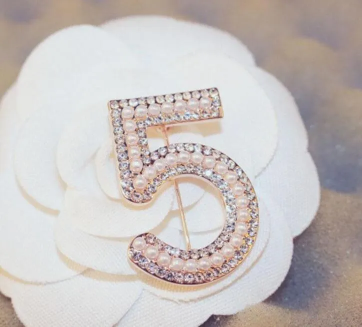 Yeni Altın Gümüş Renk Broşlar Mektubu 5 Kadınlar Için Tam Kristal Rhinestone Pins Parti Inci Çiçek Numarası Broş Takı Toptan