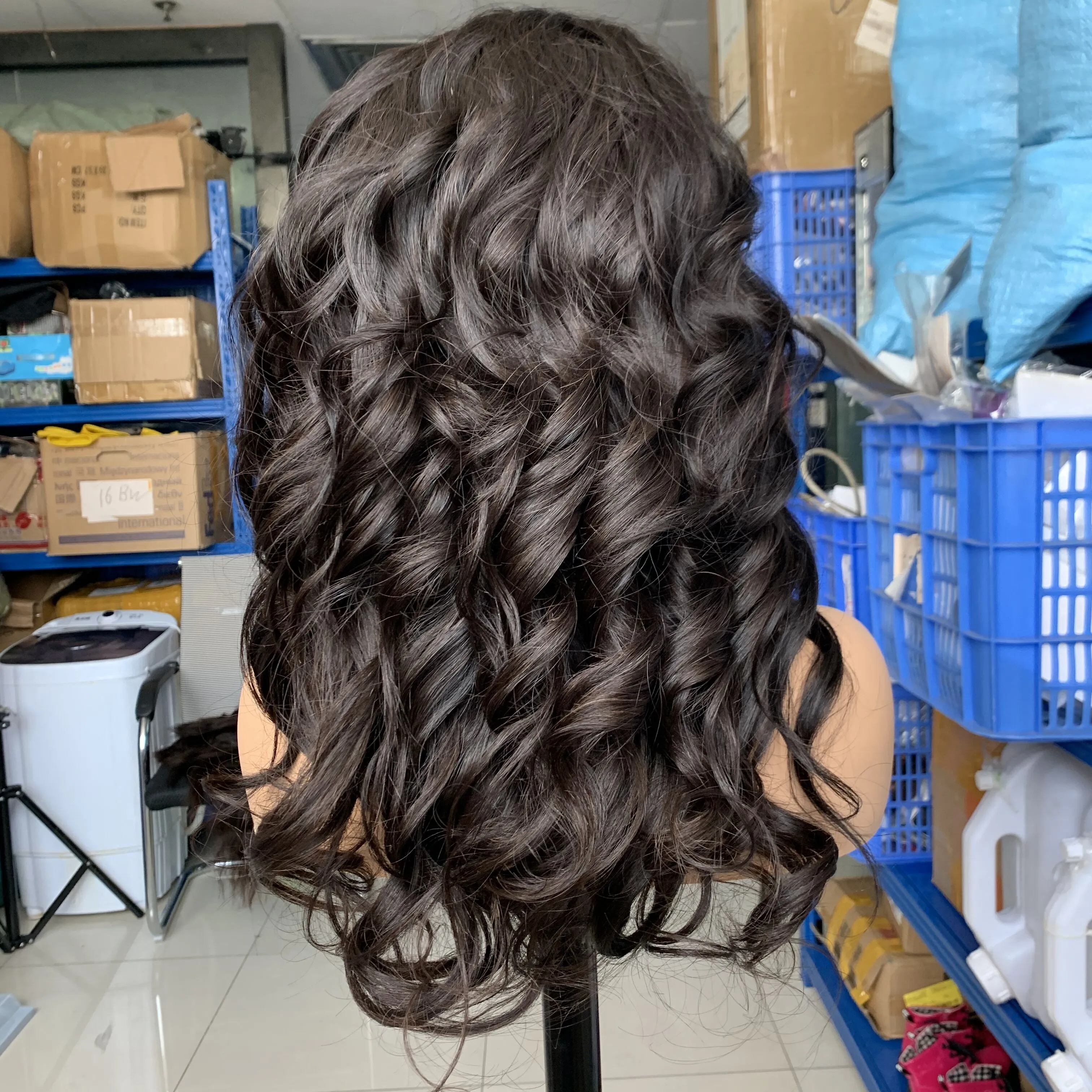 Parrucche di capelli vergini di nuovo stile Parrucca anteriore in pizzo a onda sciolta Parrucche non trattate peruviane per donne Parte anteriore in pizzo di capelli umani