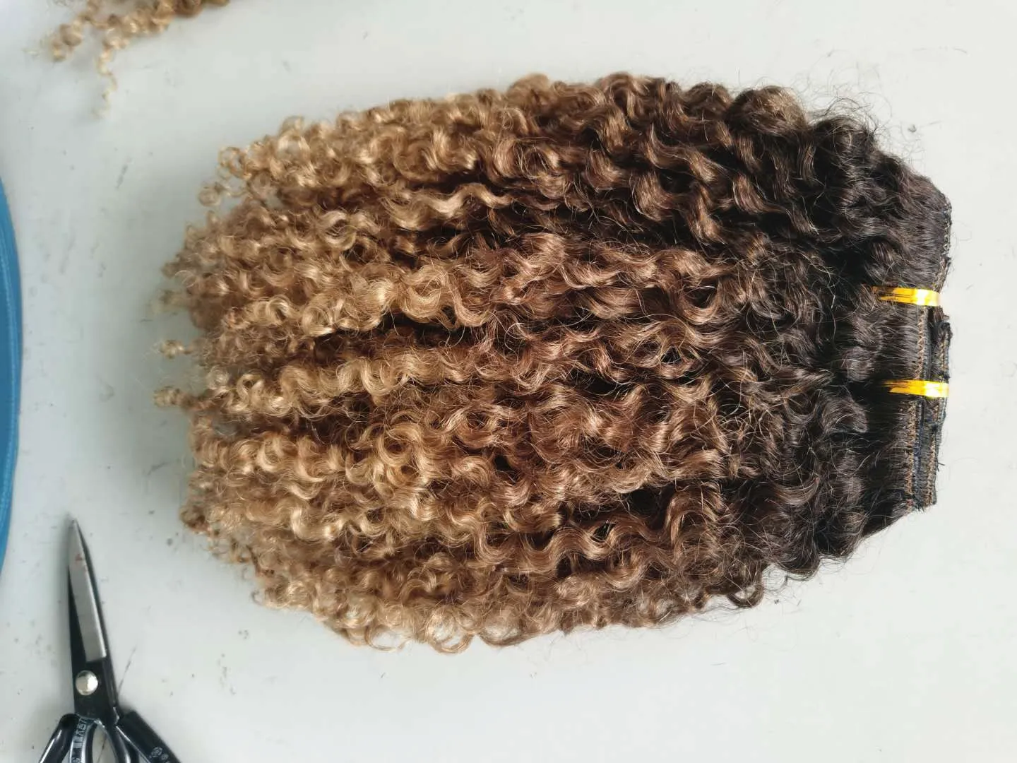 Commerci all'ingrosso Capelli umani brasiliani Vrgin Estensioni dei capelli di Remy Trama di capelli ricci crespi Stile Naturale Nero / Marrone / Biondo Colore Ombre