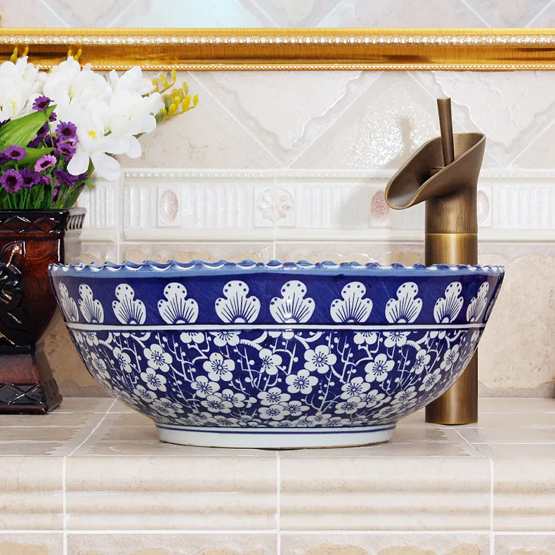 中国の芸術的なセラミックウォッシュ盆地の楕円形の箱の浴室のシンクセラミックの洗面台の青と白