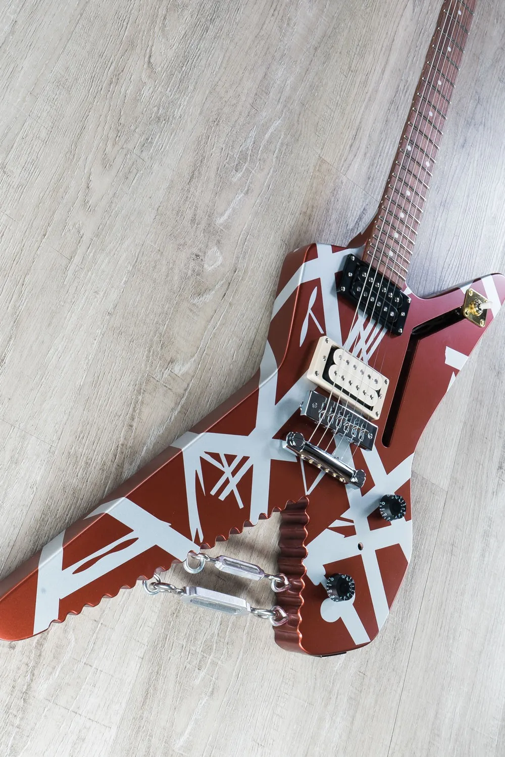 Edward Van Halen Series de rayas Sáter Satin Uretane Borgoña Silver Stripes Electric Guitar Chrome Ganchos de los ojos con giros, alambre de trenza