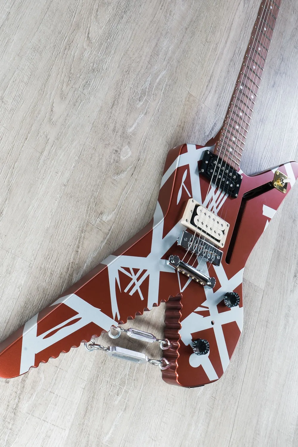 Edward Van Halen Gestreepte Serie Shark Satin Urethane Bourgondië Zilveren Strepen Elektrische Gitaar Chrome Eye Hooks W / Turnbuckles, Vlecht Draad