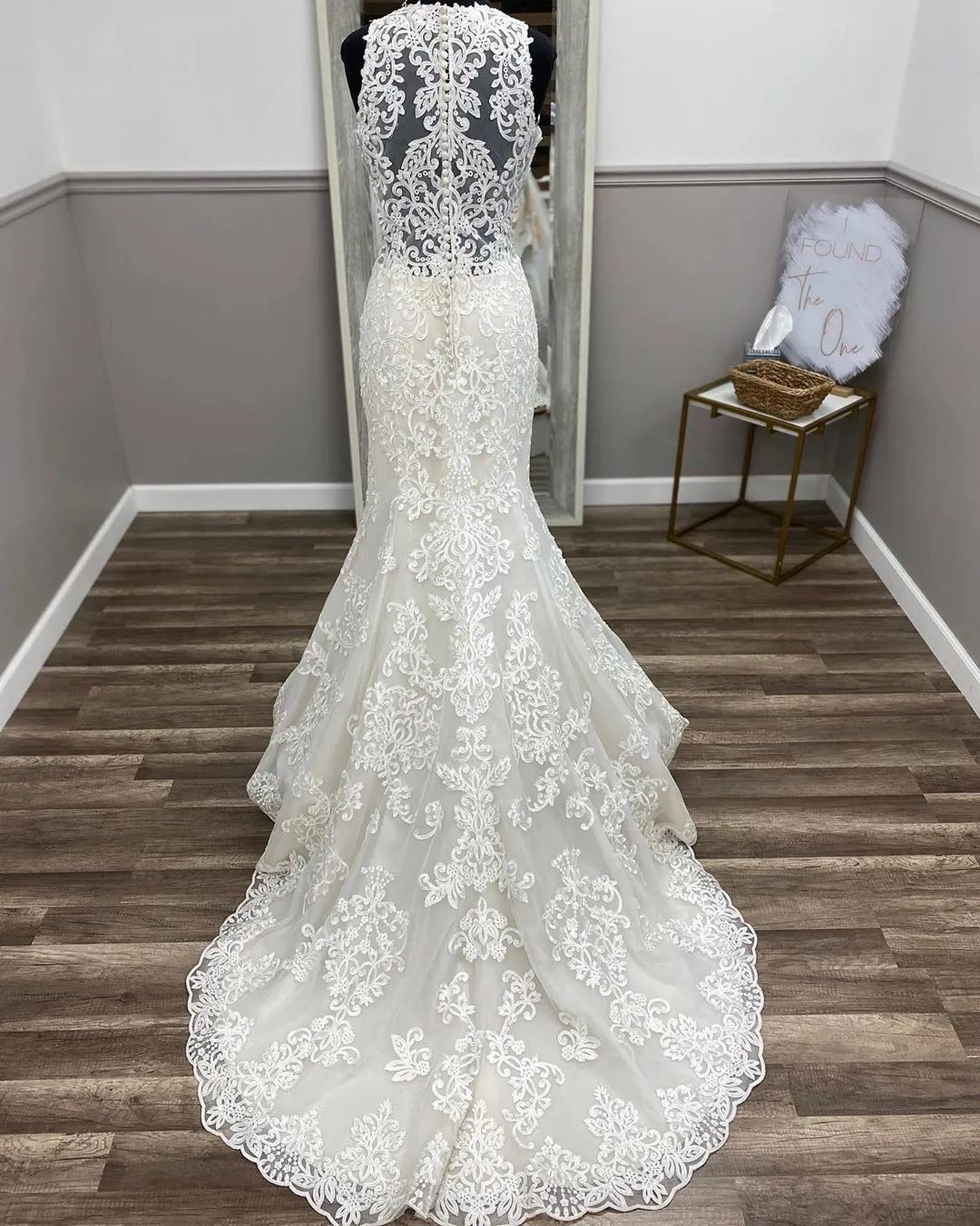 Custom-Made Fit N Flare Lace Wedding Mermaid Lace Dress 2020 with Sleeveless Design, Court Train, Covered Buttons, and Robe de Mariage for A Perfect