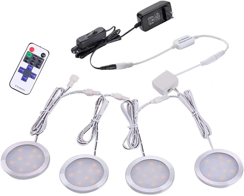 Verknüpfbares LED-Beleuchtungsset für den Unterschrank. 12 V schlanke, dimmbare LED-Puck-Leuchten mit kabellosem Controller. UL-gelisteter Wandstecker für den Untertisch