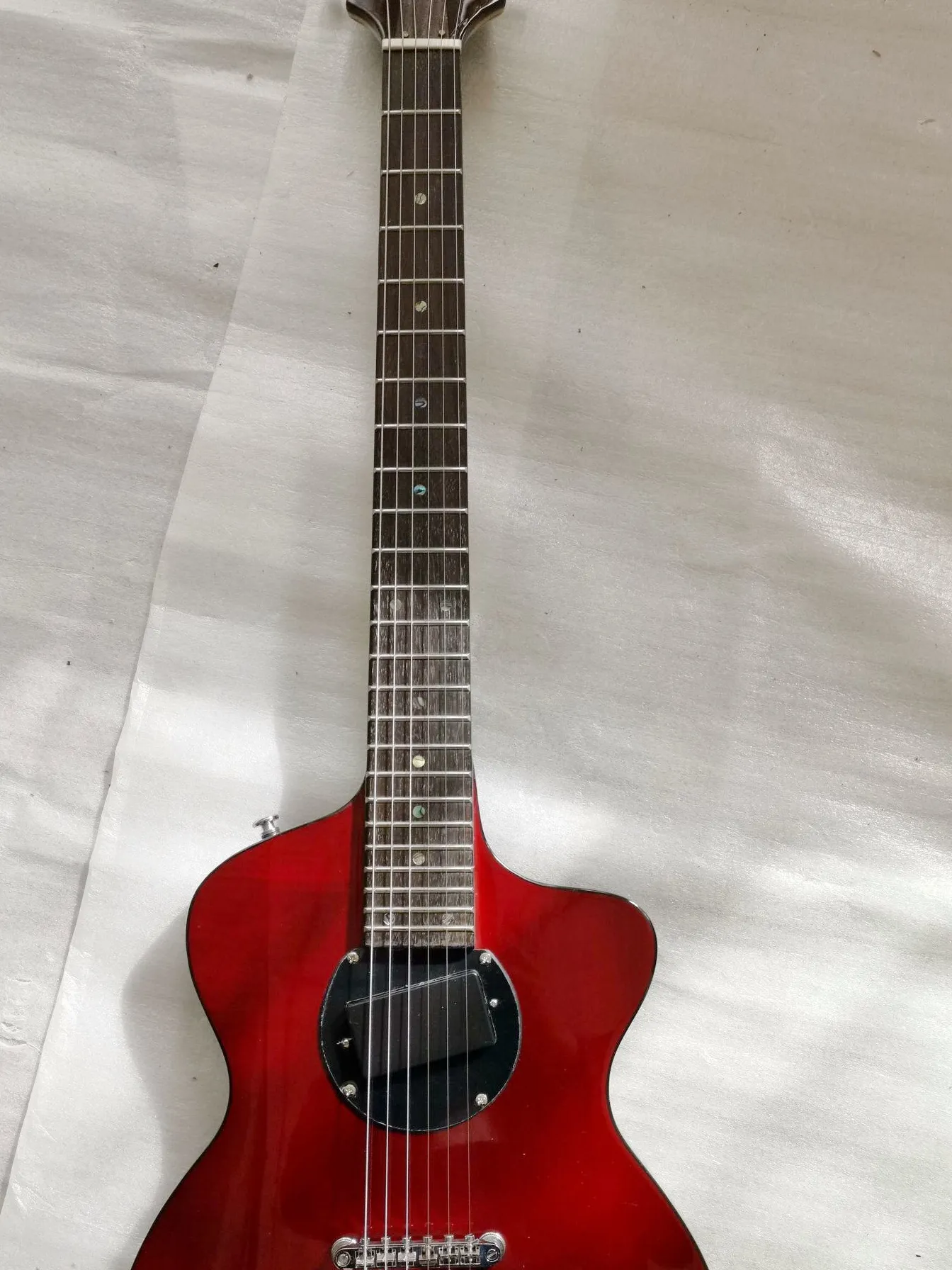 エレクトリックギターのカスタム、黒いバインディング、5ピースの