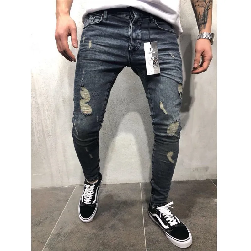 Hombres elegantes sales con jeans