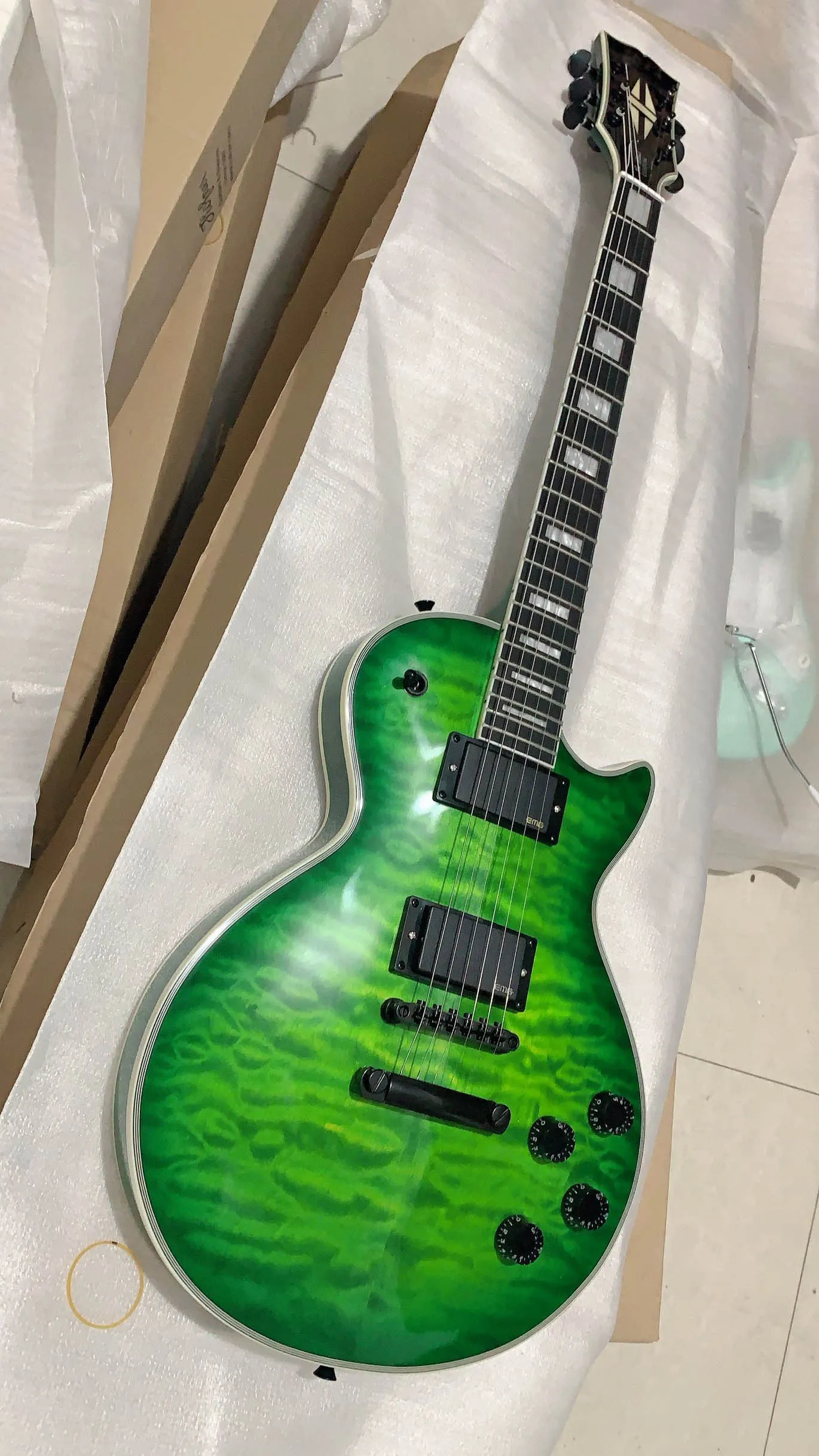 Custom Shop Guitar Green Quiltd Top in acero Chitarra Tastiera in ebano Hardware nero Pickup attivi China Guitars Spedizione gratuita