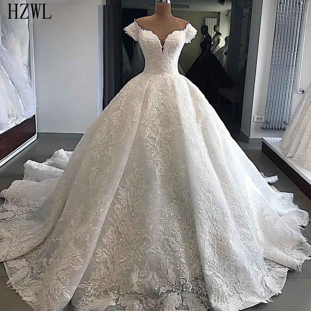 Luxury Sweetheart Neckline Lace Ball Gown Bröllopsklänning Med Delikat Appliques Av Axel Short Sleeve Bride Dress Gowns