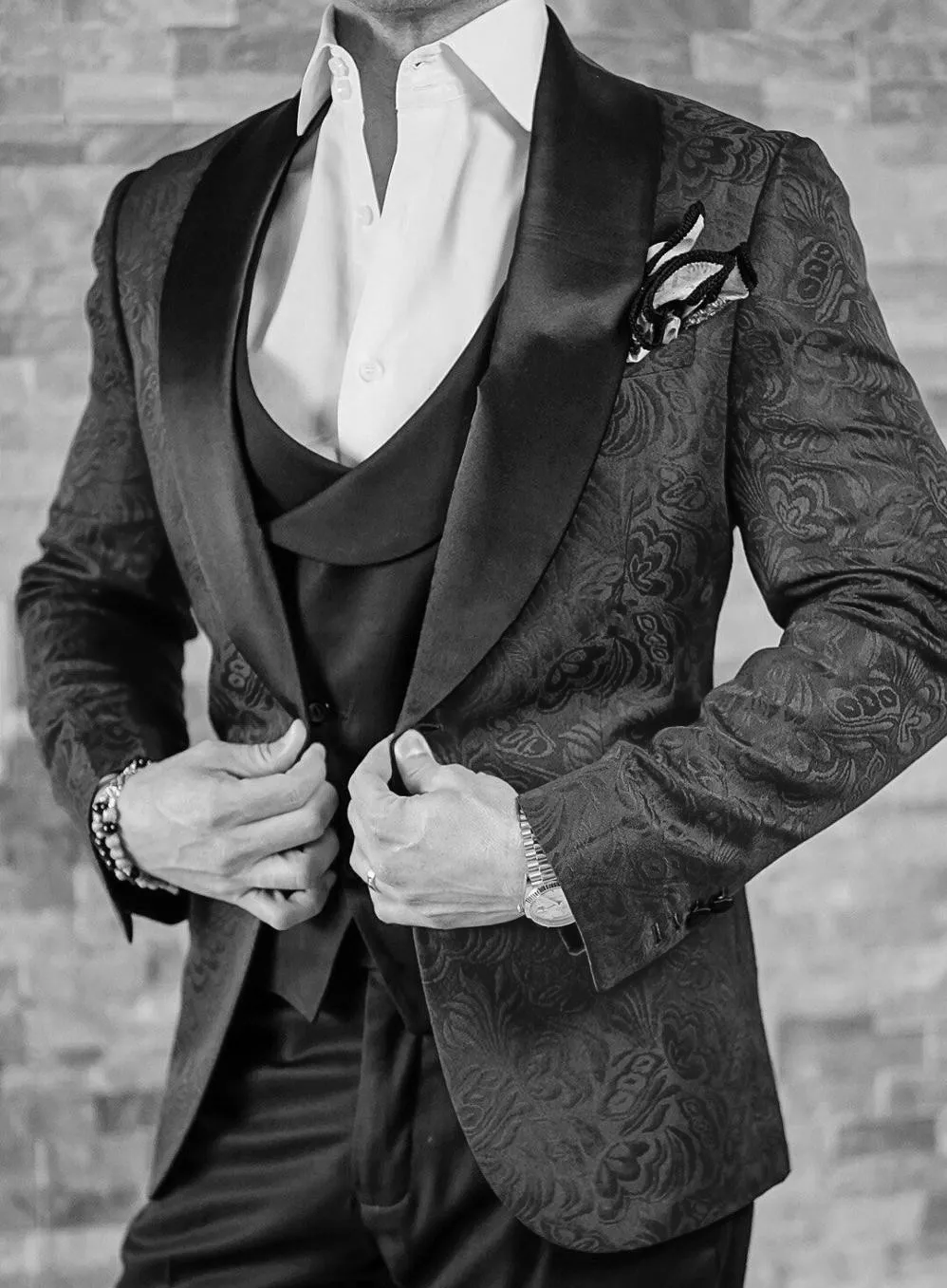 Mode Black Embossing Groom Tuxedos Sjal Lapel Groomsman Bröllop Tuxedos Men Prom Jacka Blazer 3 Piece Suit (Jacka + Byxor + Tie + Vest) 64