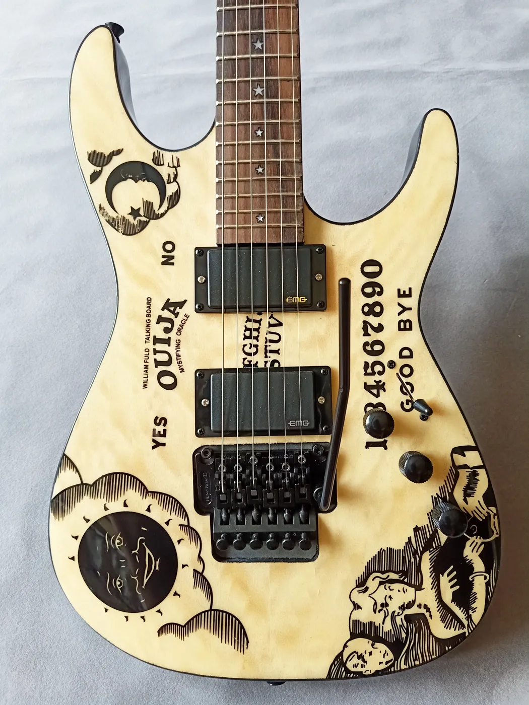 Custom Gjorda avslöjar Kirk Hammett Signatur KH Ouija Naturliga gitarr Aktiva Pickups och Tremolo Guitar Bridge Svart Hårdvara Gratis Shopping