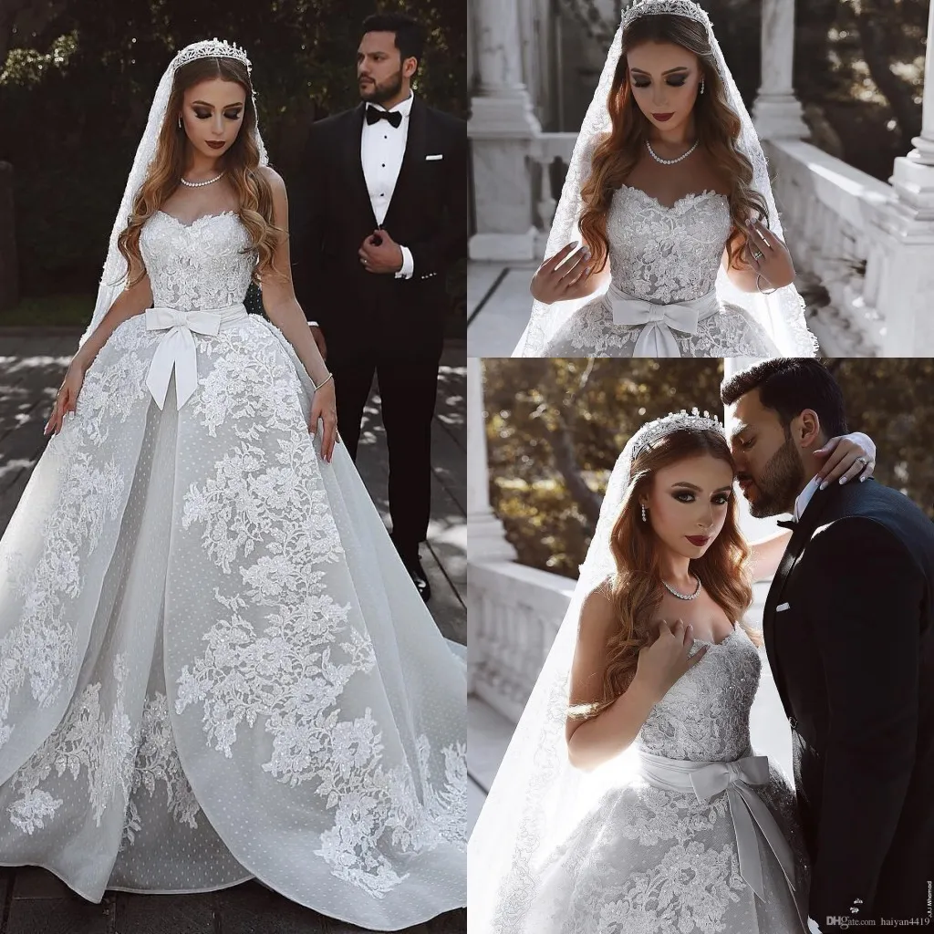 Abiti da sposa a buon mercato arabo splendido abito da ballo Sweetheart Appliques in pizzo Paillettes Sash Bow senza maniche Sweep Train Puffy Tulle Abiti da sposa