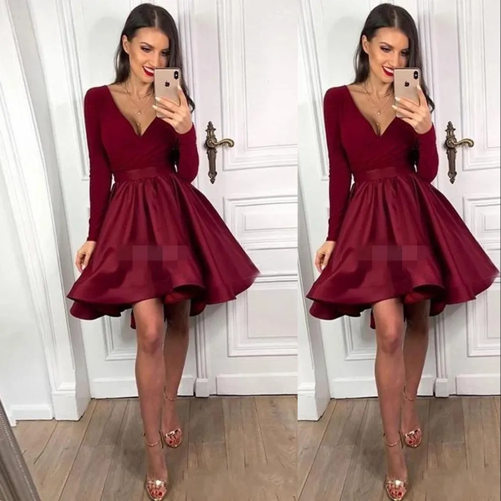 Nouveau Sexy Rouge Foncé Bordeaux Robes De Cocktail Courtes Col En V Profond À Manches Longues Satin Plis Occasion Formelle Porter Fête Robe De Bal De Retour