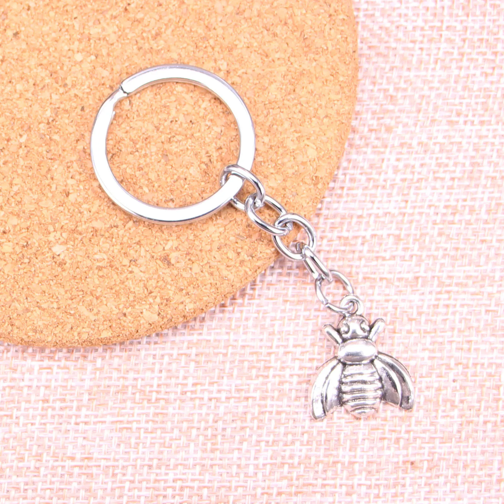 New Keychain 21*18mm bee Pendants DIY Men Car Key Chain Ring Holder Keyring Souvenir Jewelry Gift