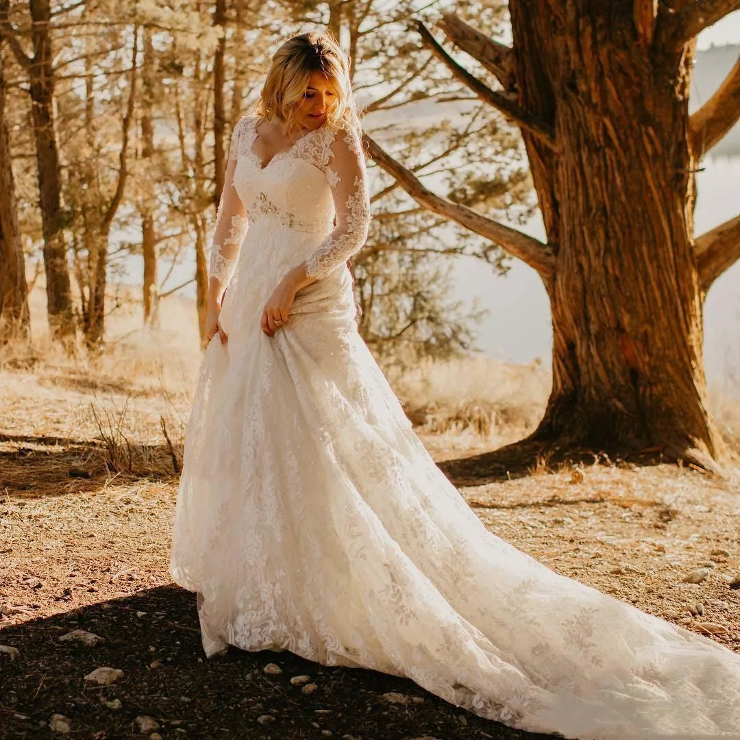 Plus size Autum Lace Country Wedding Jurk 2023 Kristallen kralen V Nek Lang Zie een lijn Empire Taille Bride Wear Court-Train Bridal Jurns