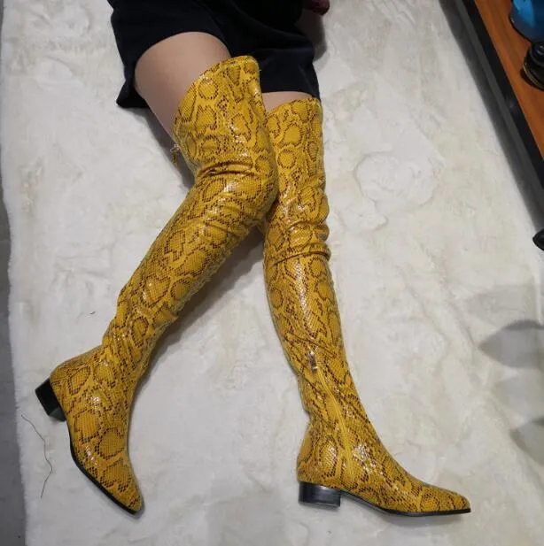 Nuova donna piatta Stivali lunghi in pelle di serpente di pitone giallo Moda sopra il ginocchio Stivali alti alla coscia Foto reali al 100% Disponibile Lady