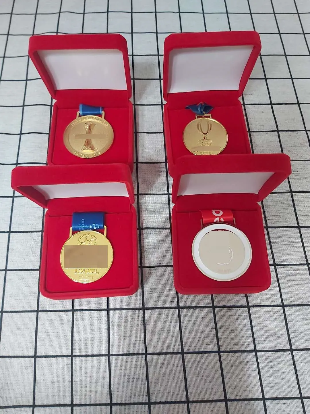 2019 LP Winnaar medailles 4/set met Fluwelen doos Voetbal Gouden Legering Club medailles als Collecties of Geschenken van Kopites