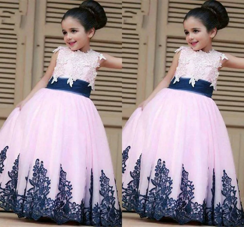 2022 Sweety Pink Navy First Communion Suknie Cap Sleeve Aplikacja Plisowane Koronki Tulle Kwiat Dziewczyna Sukienka Dla Wesele Kids Party Prom Prom Even