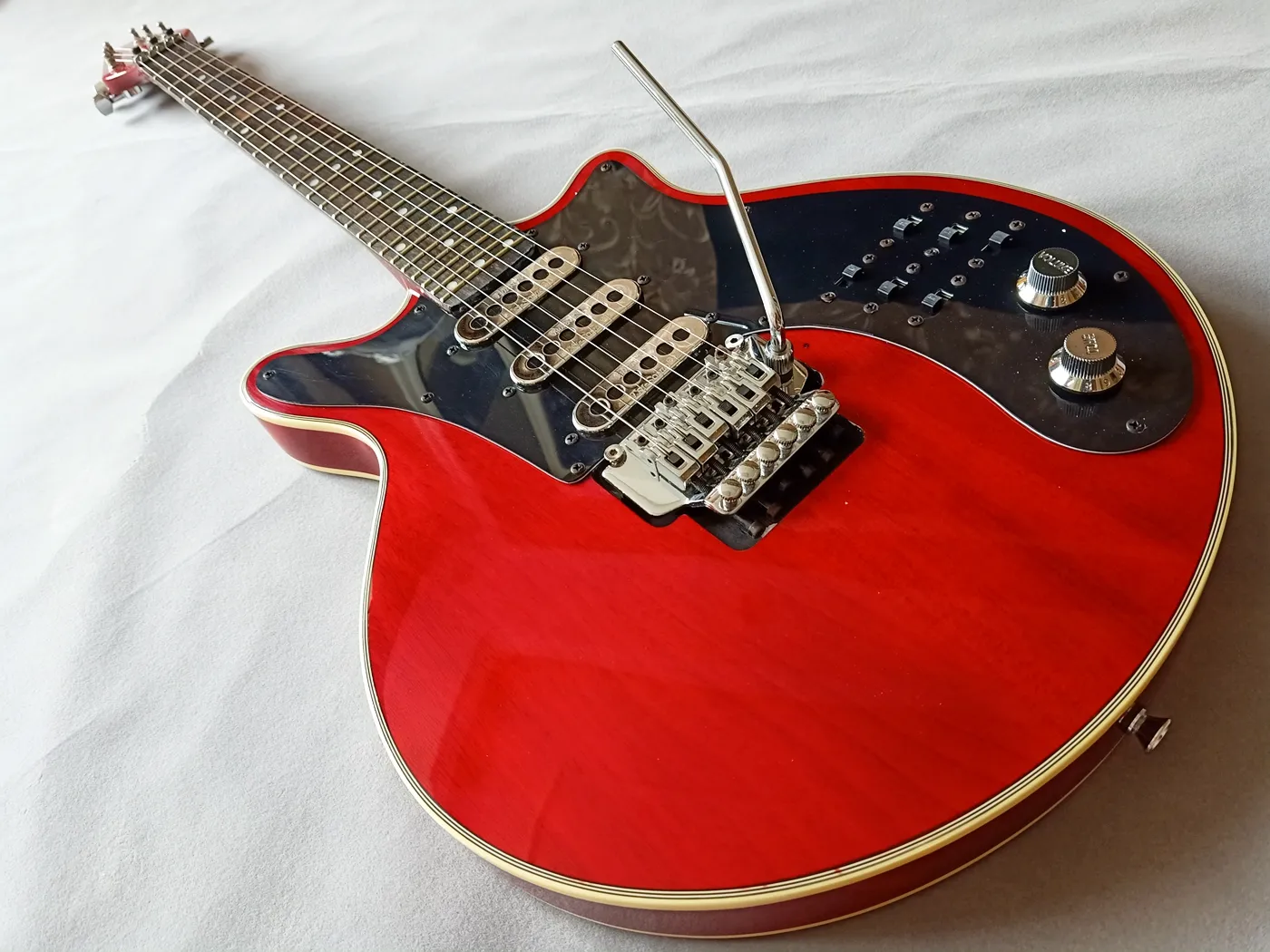 レッドエレキギター 3ピックアップエレキギター メタリックレッド 3