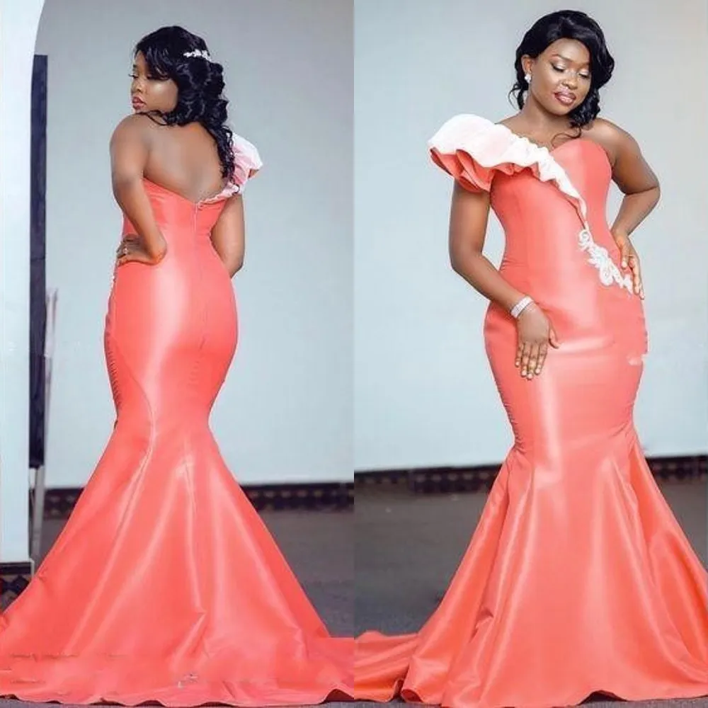 Nigerian One Shoulder Bridesmeisje Jurken Coral Satin Mermaid Zuid-Afrika Stijl Wit Kant Applicaties Maid of Honour Wedding Guest Gown Custom